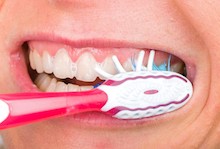 Richtige Zahnputztechnik bei Parodontose muss man lernen.